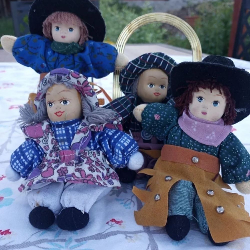 Lot Of 4 Small Sand  Body Dolls 2 Fermers( Couple)& 2 CowboysSmall Sand Body